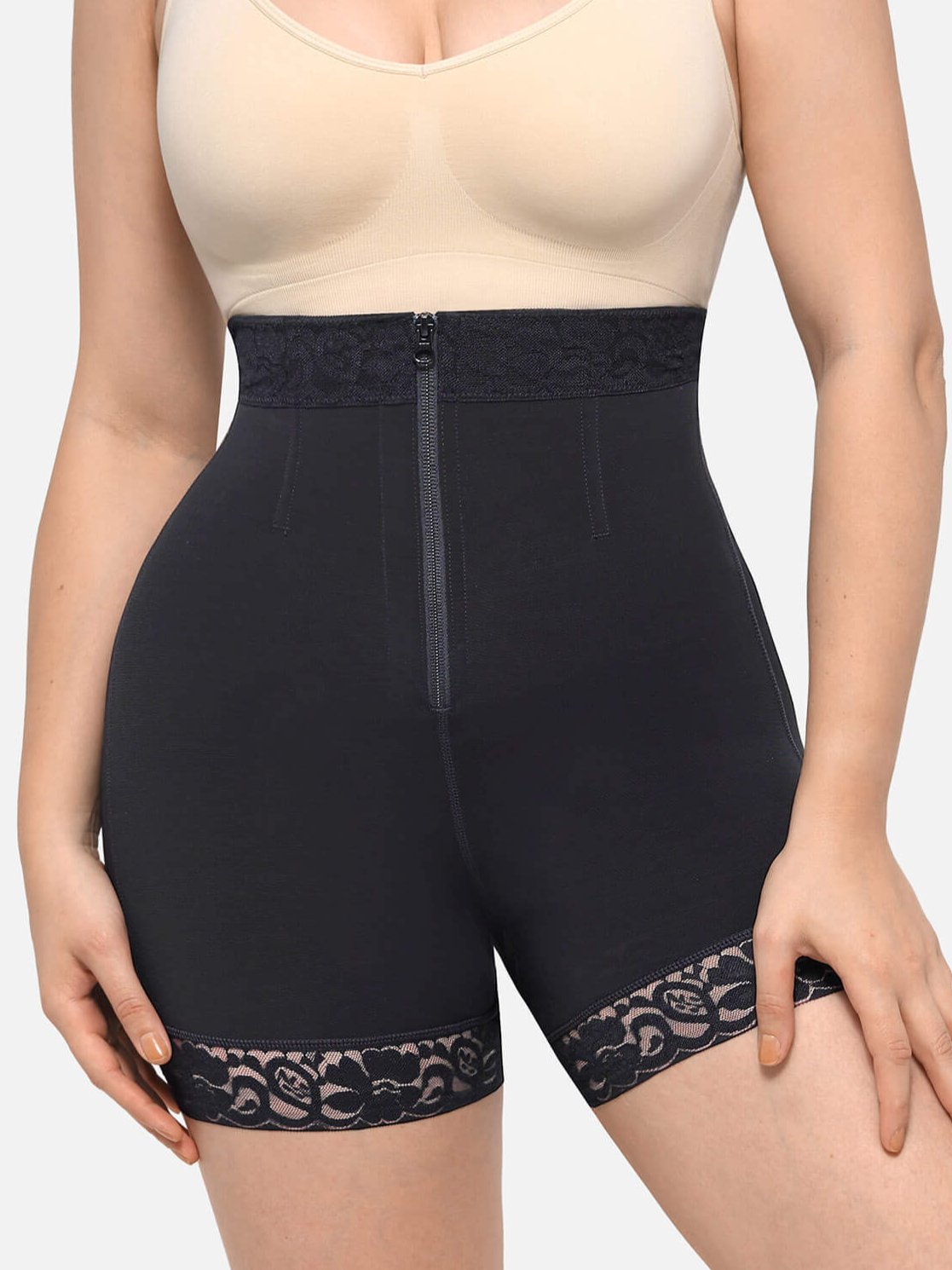 Short taille haute en dentelle avec fermeture éclair et rehaussement des hanches