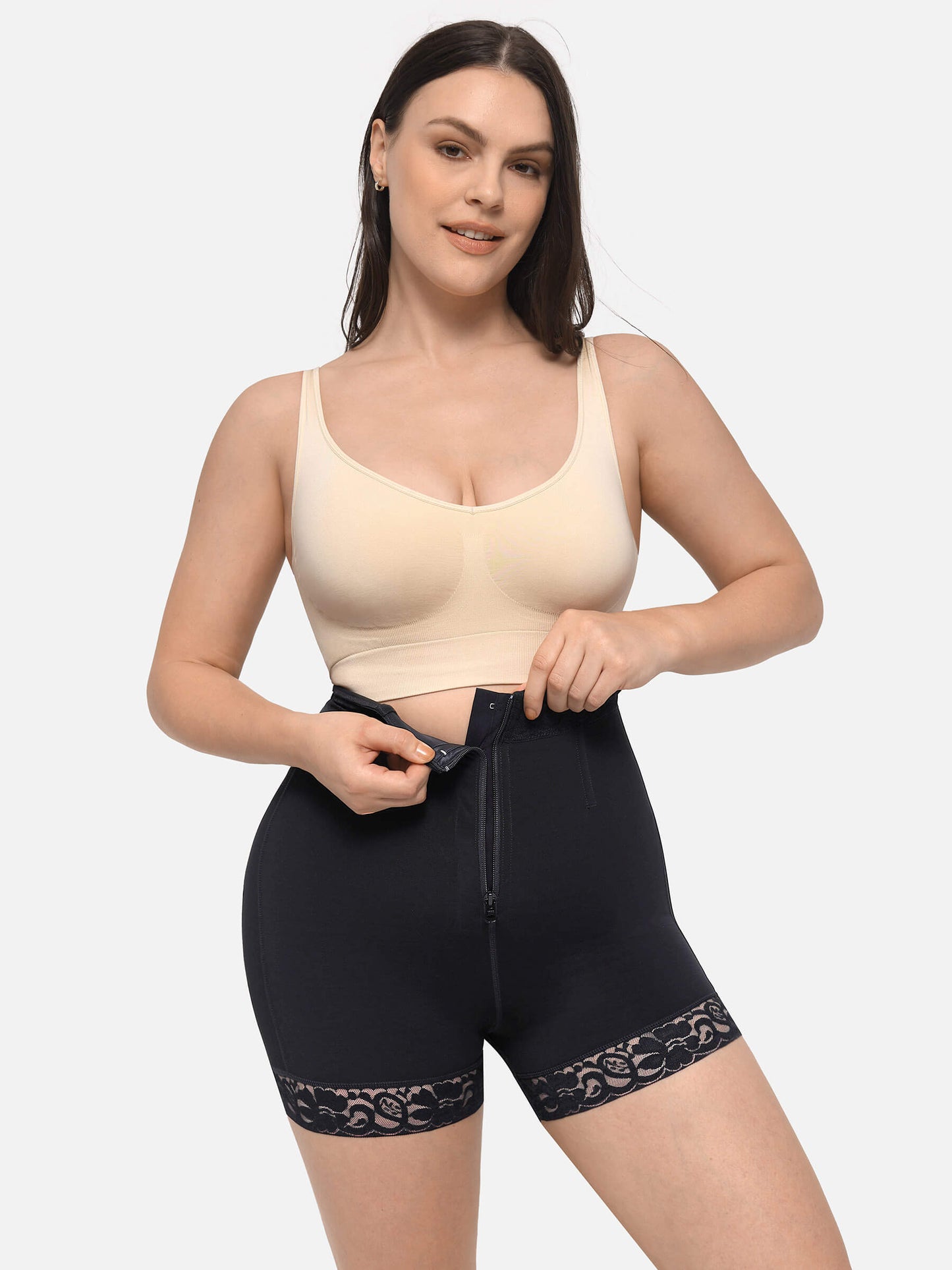 Short taille haute en dentelle avec fermeture éclair et rehaussement des hanches