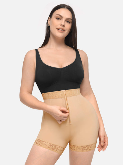 Short taille haute en dentelle avec fermeture éclair et rehaussement des hanches